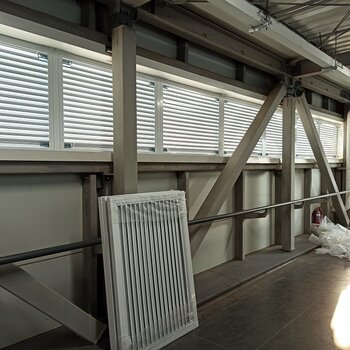 空调主机百叶窗安装通风百叶窗,铝合金百叶窗厂家如何处理空调罩废料?